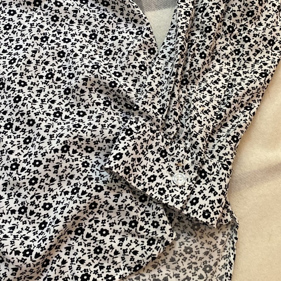 Velvet Heart Black and White Flower Print Button Down Blouse Size Medium - Picture 5 of 12